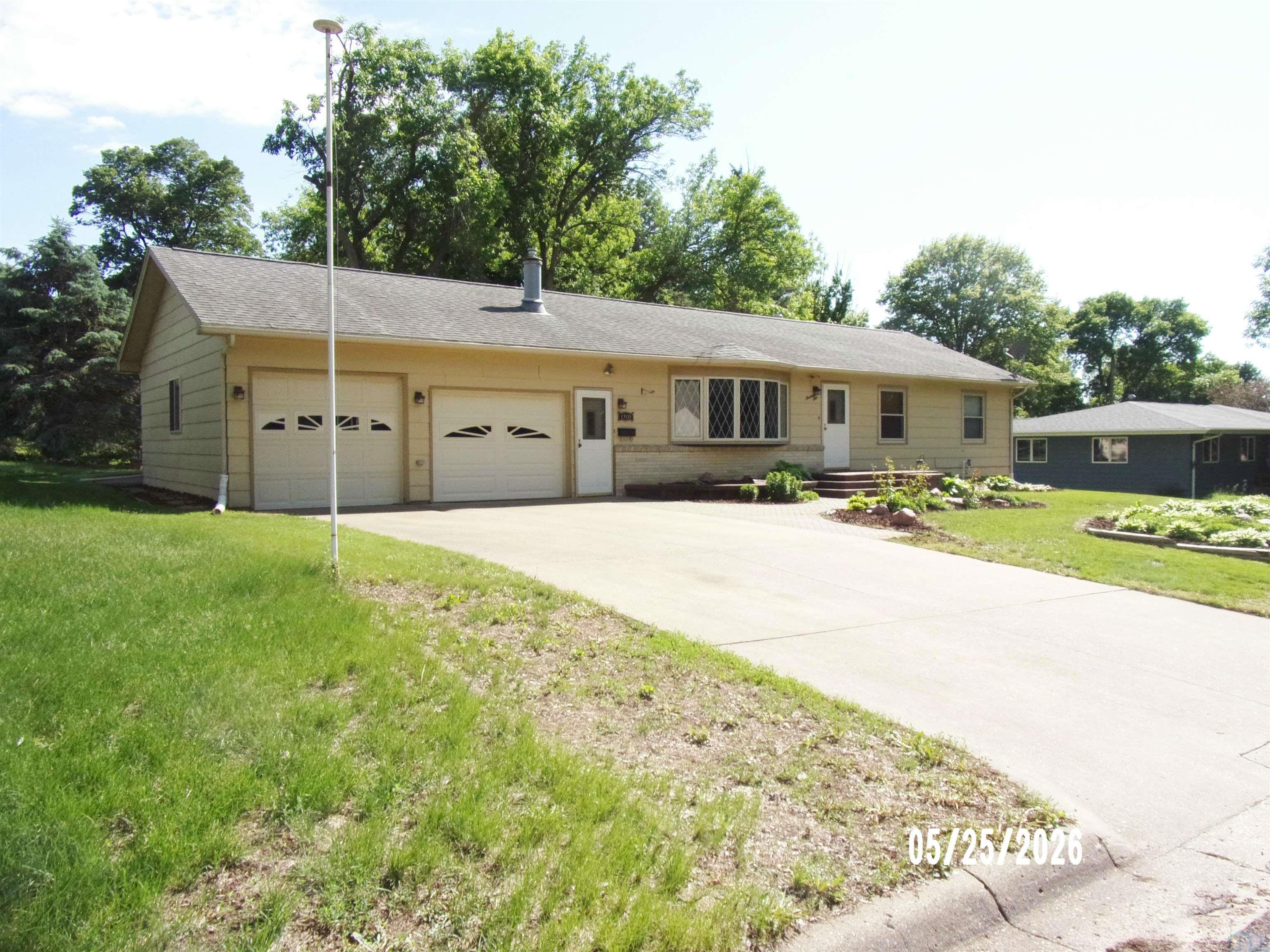 Photo 1 of 23 — 1310 15TH ST, Hawarden, IA 51023