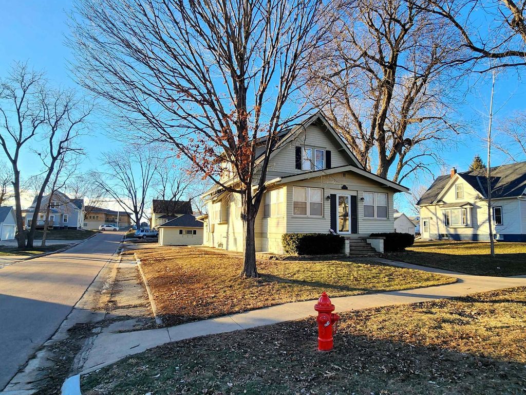 Photo of 105 2nd Ave NE Ave, Sioux Center, IA 51250 (MLS # 831530)
