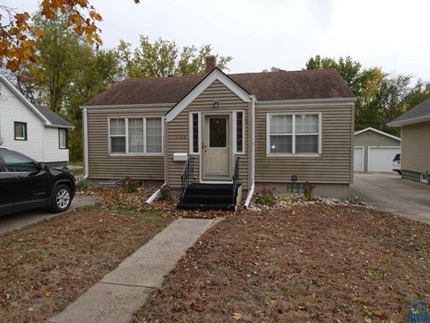 Photo of 1144 11th Street, Sheldon, IA 51201 (MLS # 830918)
