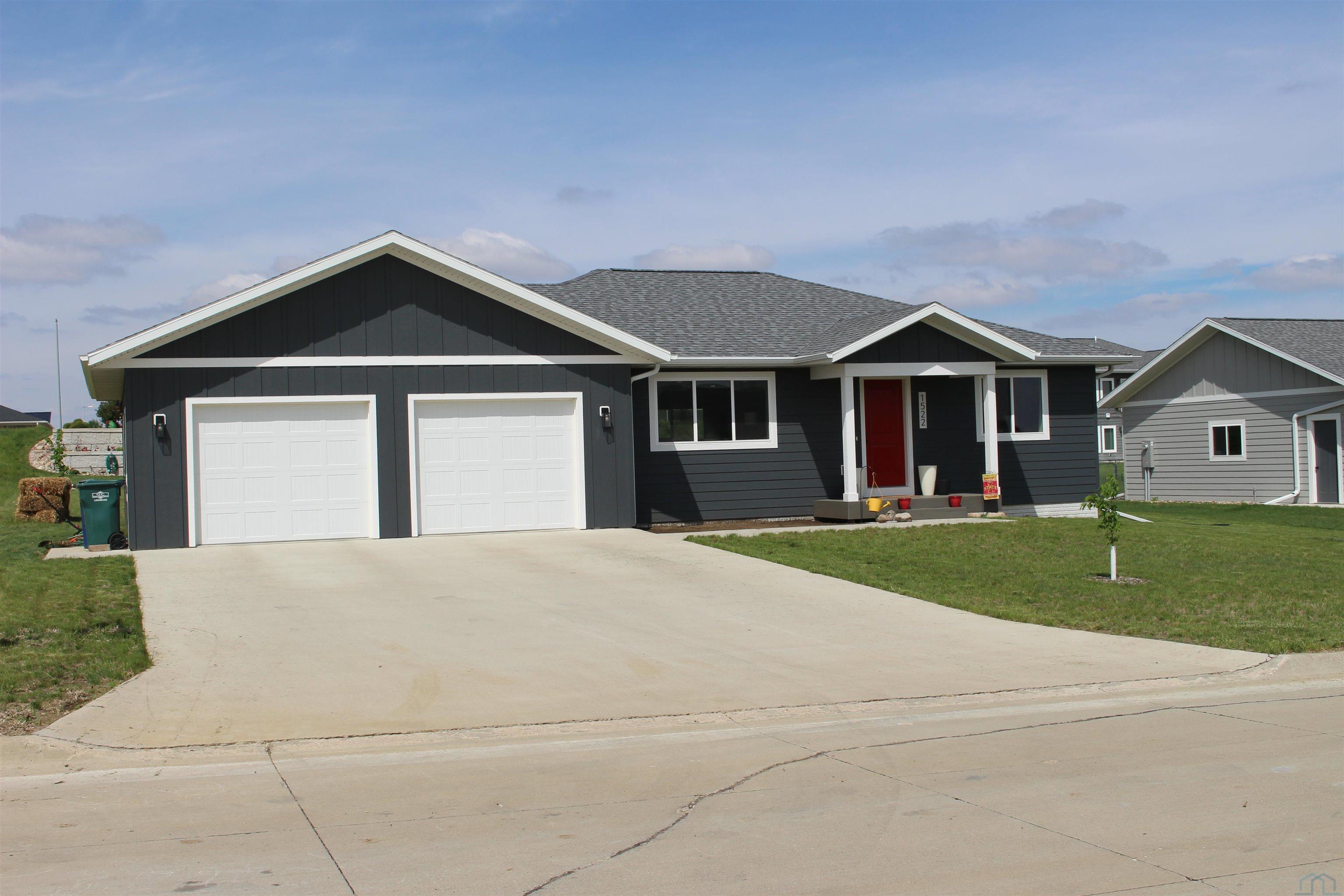 Photo 1 of 32 — 1522 Lincoln Pl SE, Orange City, IA 51041