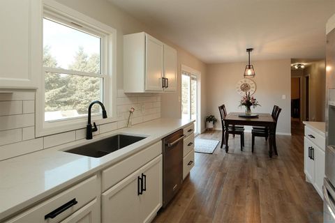 Tiny photo for 1303 11th Avenue NE Ave, Sioux Center, IA 51250 (MLS # 831970)