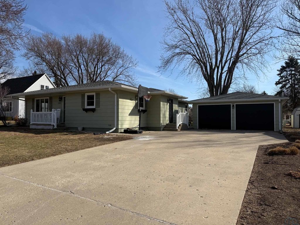 Photo of 509 Iowa Ave SW Ave, Orange City, IA 51041 (MLS # 832265)