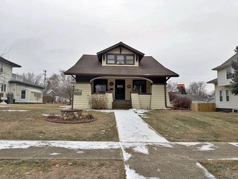 Photo of 1016 9th Street, Sheldon, IA 51201 (MLS # 831668)