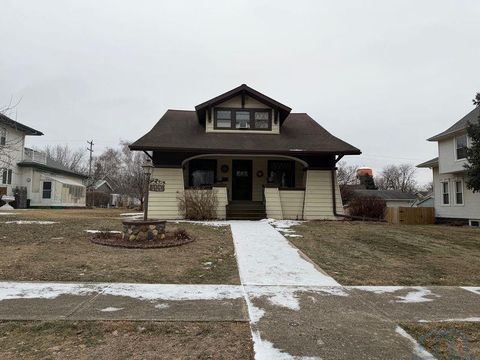 Photo of 1016 9th Street, Sheldon, IA 51201 (MLS # 831668)