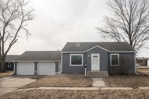 Photo of 112 6th St NW St, Orange City, IA 51041 (MLS # 831973)