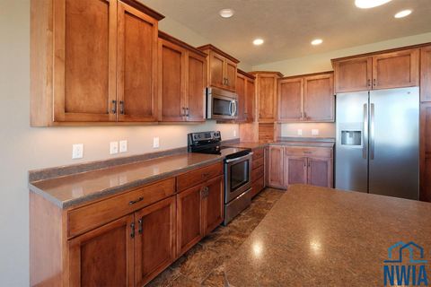 Tiny photo for 2318 Riviera Road, Sioux Center, IA 51250 (MLS # 830894)