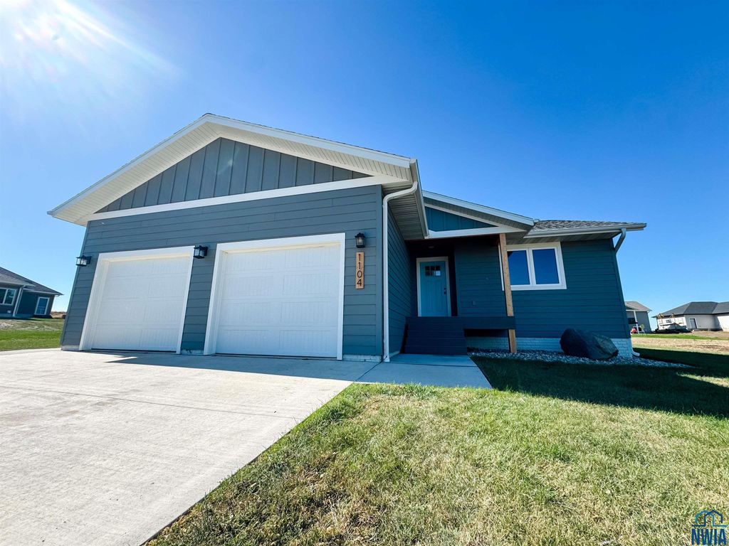 Photo of 1104 Birch Ave, Alton, IA 51003 (MLS # 830631)
