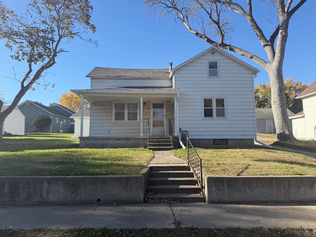 Photo of 704 3rd Ave, Alton, IA 51003 (MLS # 831419)