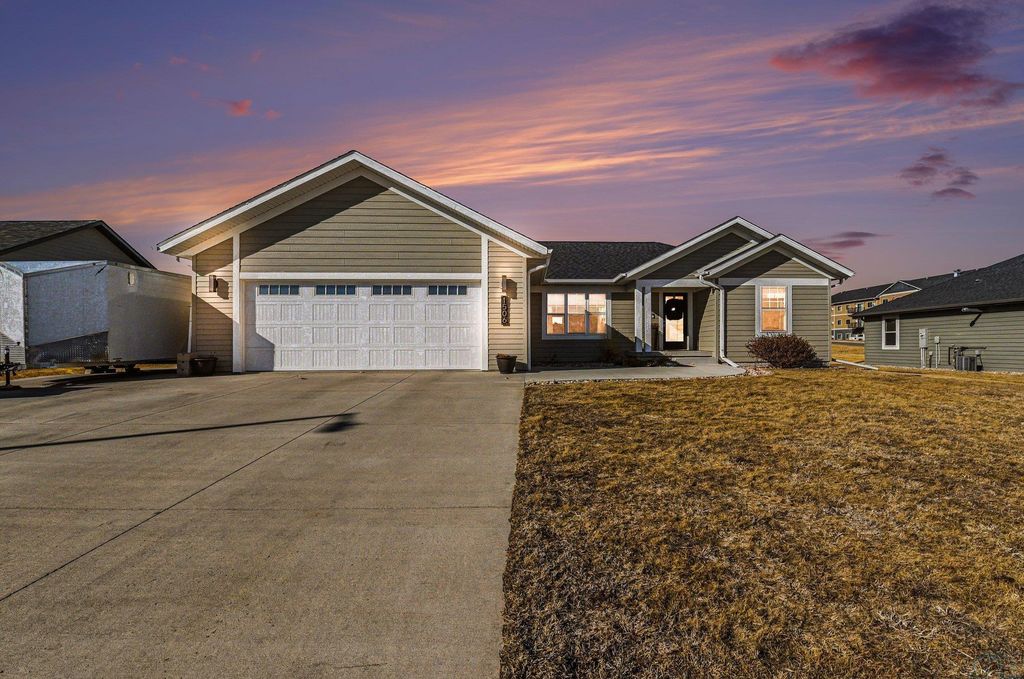 Photo of 1506 Lincoln Pl SE Pl, Orange City, IA 51041 (MLS # 831869)