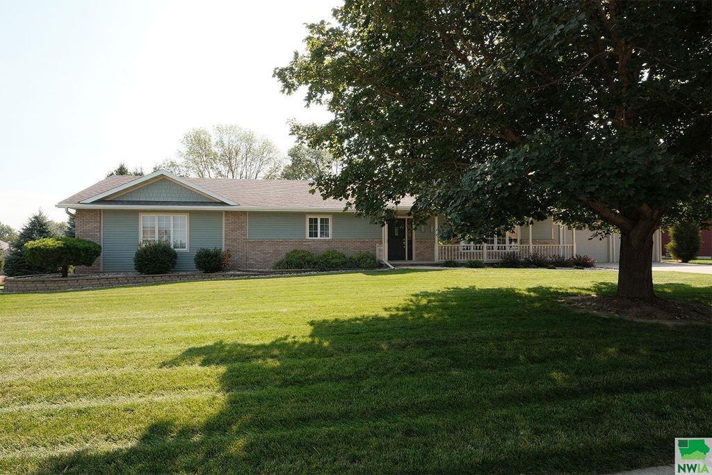 Photo of 203 Michigan Ave NW Ave, Orange City, IA 51041 (MLS # 829769)