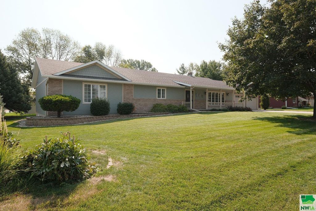 Photo of 203 Michigan Ave NW Ave, Orange City, IA 51041 (MLS # 829769)