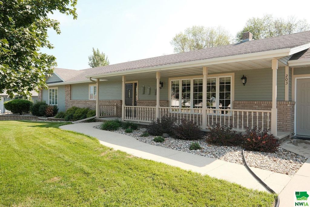 Photo of 203 Michigan Ave NW Ave, Orange City, IA 51041 (MLS # 829769)