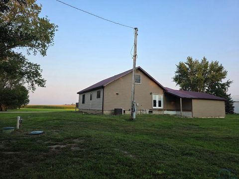 Tiny photo for 865 Matlock Blvd, Sheldon, IA 51201 (MLS # 830924)