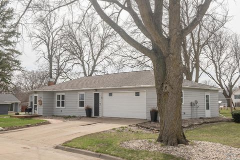 Photo of 318 Frankfort Ave NE Ave, Orange City, IA 51041 (MLS # 832465)