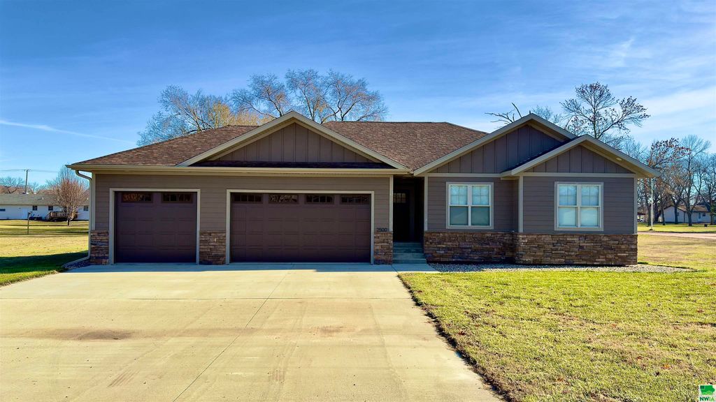 Photo of 2500 Avenue B, Hawarden, IA 51023 (MLS # 827013)