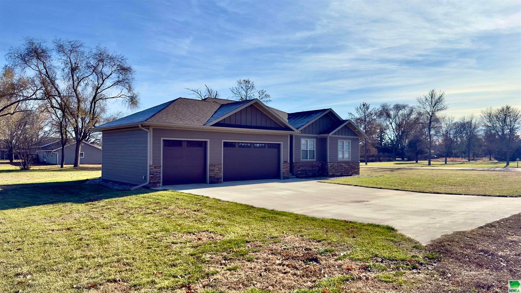 Photo of 2500 Avenue B, Hawarden, IA 51023 (MLS # 827013)