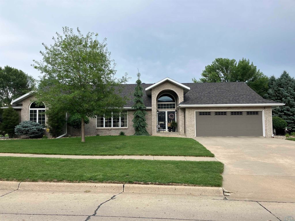 Photo of 601 Lincoln Ave SE Ave, Orange City, IA 51041 (MLS # 829303)