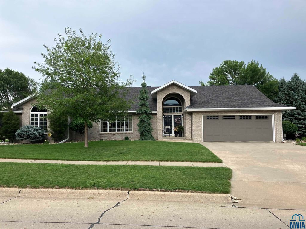 Photo of 601 Lincoln Ave SE Ave, Orange City, IA 51041 (MLS # 829303)