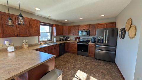 Tiny photo for 927 16th St SE St, Sioux Center, IA 51250 (MLS # 830893)