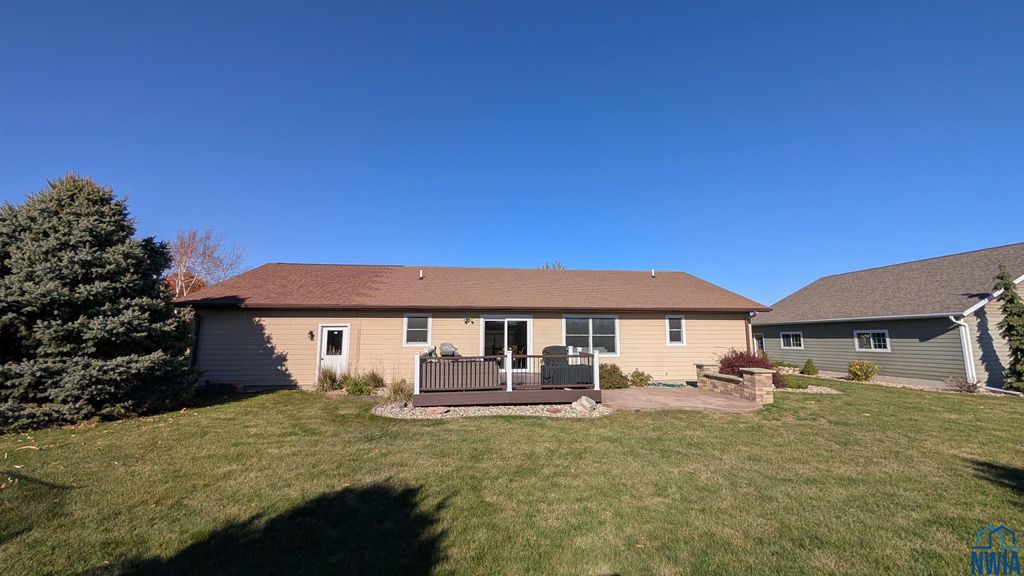 Photo of 927 16th St SE St, Sioux Center, IA 51250 (MLS # 830893)