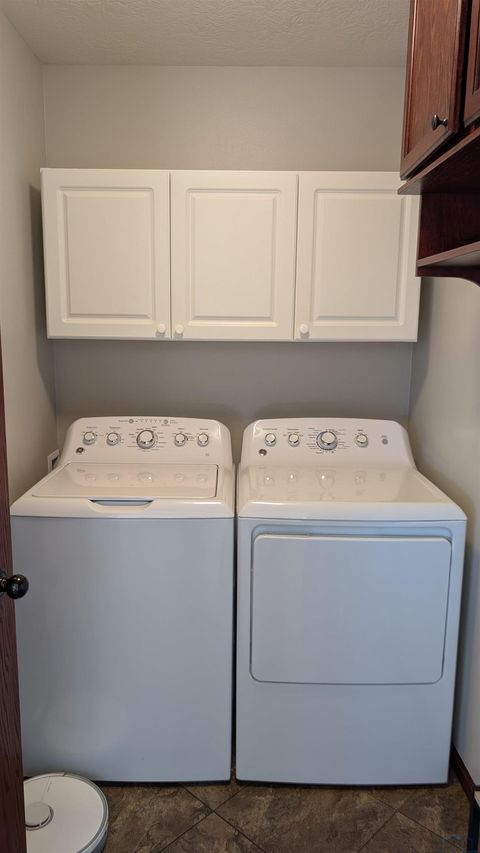 Tiny photo for 927 16th St SE St, Sioux Center, IA 51250 (MLS # 830893)