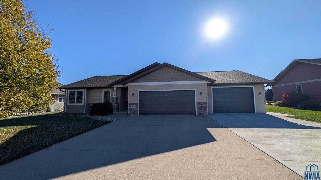 Photo of 927 16th St SE St, Sioux Center, IA 51250 (MLS # 830893)