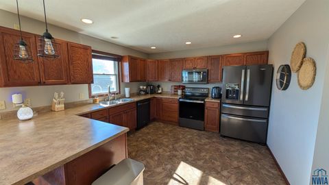 Tiny photo for 927 16th St SE St, Sioux Center, IA 51250 (MLS # 830893)