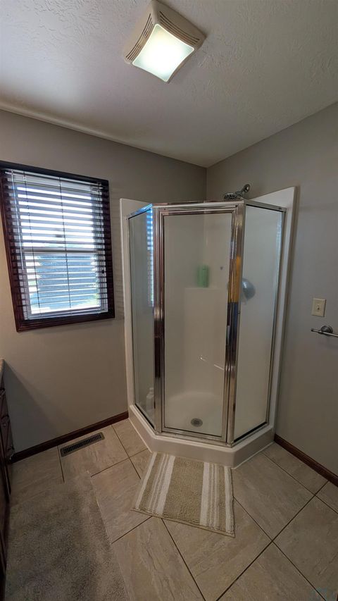 Tiny photo for 927 16th St SE St, Sioux Center, IA 51250 (MLS # 830893)