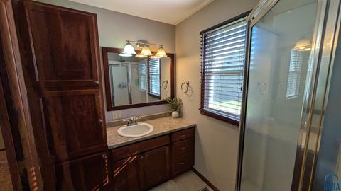 Tiny photo for 927 16th St SE St, Sioux Center, IA 51250 (MLS # 830893)