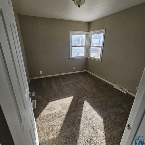 Tiny photo for 518 Washington Ave, Sheldon, IA 51201 (MLS # 828877)