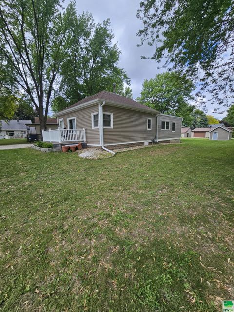 Tiny photo for 518 Washington Ave, Sheldon, IA 51201 (MLS # 828877)