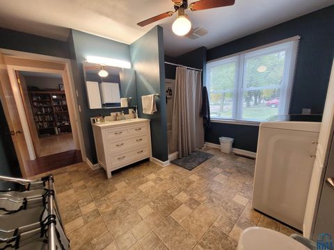 Tiny photo for 934 Roosevelt Ave, Sheldon, IA 51201 (MLS # 830815)