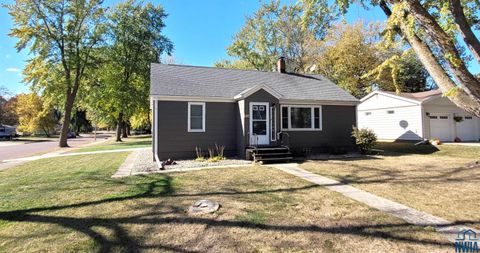 Photo of 934 Roosevelt Ave, Sheldon, IA 51201 (MLS # 830815)