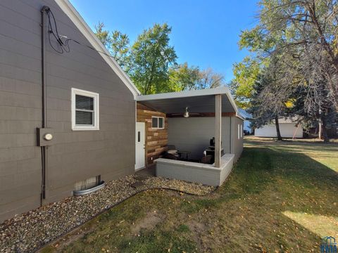 Tiny photo for 934 Roosevelt Ave, Sheldon, IA 51201 (MLS # 830815)