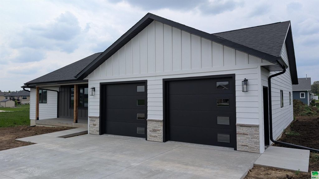 Photo of 1647 7th Ave SE, Sioux Center, IA 51250 (MLS # 828982)