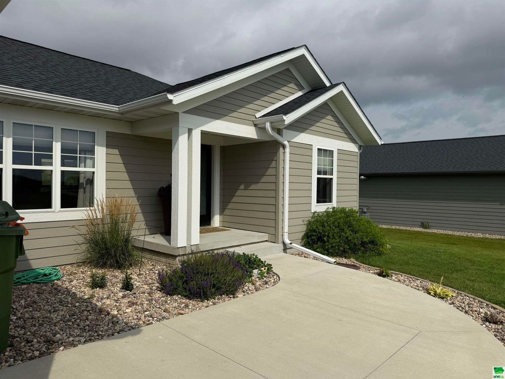 Photo of 1506 Lincoln Pl SE Pl, Orange City, IA 51250 (MLS # 829850)