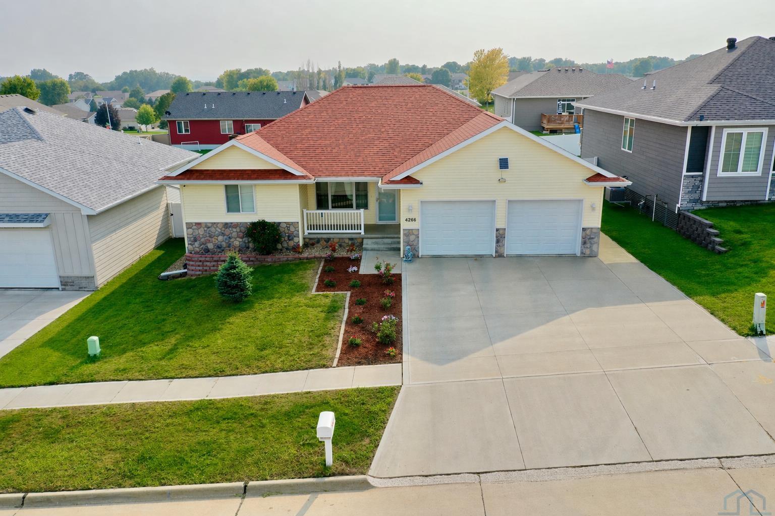 Photo 1 of 21 — 4266 Fieldcrest Dr, Sioux City, IA 51103