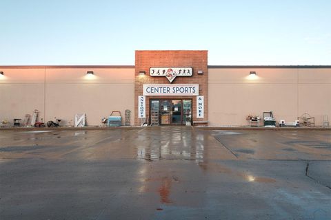 Photo of 1825 2nd Ave SW, Sioux Center, IA 51250 (MLS # 831638)