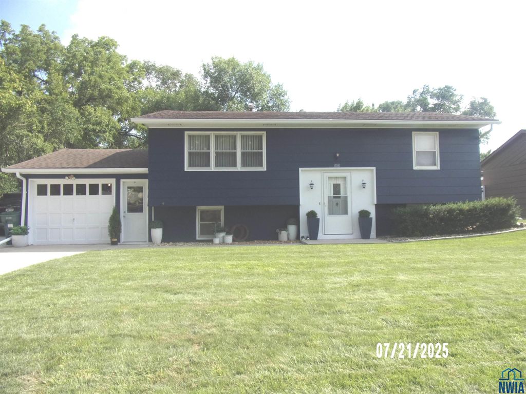 Photo of 1108 15th St, Hawarden, IA 51023 (MLS # 830735)