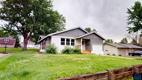 Photo of 403 2nd Ave SE Ave, Sioux Center, IA 51250 (MLS # 829197)