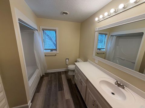 Tiny photo for 608 Pine Street, Sheldon, IA 51201 (MLS # 832431)