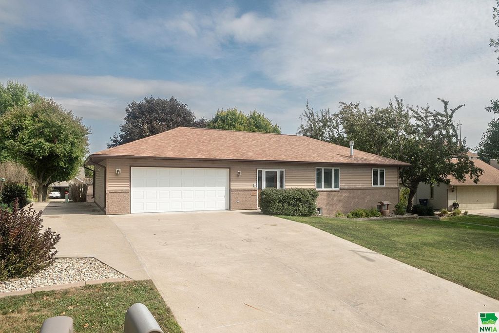 Photo of 305 Hartford Ave SE Ave, Orange City, IA 51041 (MLS # 830403)