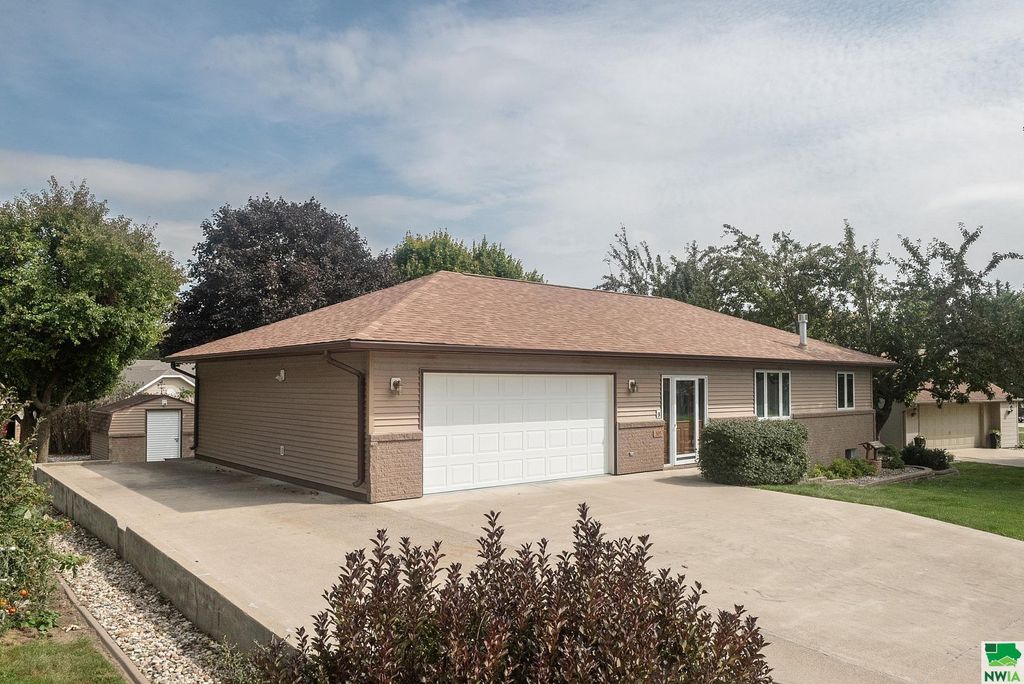 Photo of 305 Hartford Ave SE Ave, Orange City, IA 51041 (MLS # 830403)