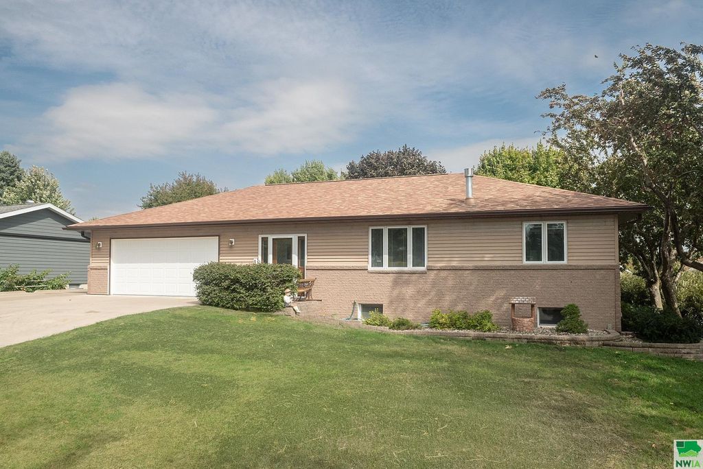Photo of 305 Hartford Ave SE Ave, Orange City, IA 51041 (MLS # 830403)