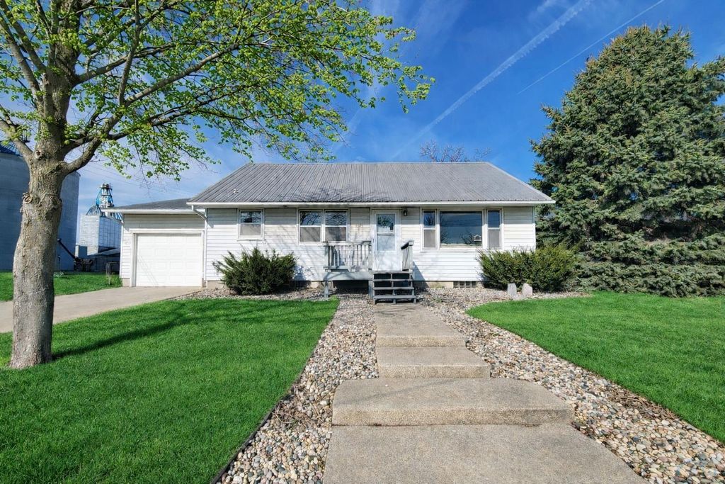 Photo of 1013 Walnut St, Hull, IA 51239 (MLS # 832474)