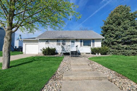 Photo of 1013 Walnut St, Hull, IA 51239 (MLS # 832474)