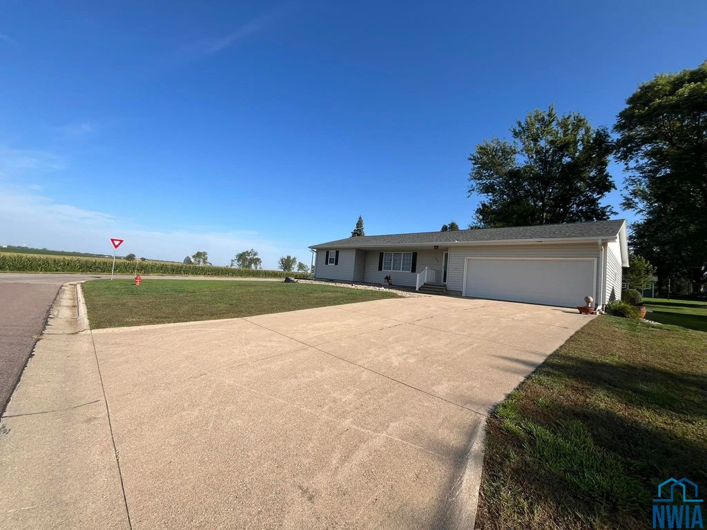 Photo of 603 6th Street, Alton, IA 51003 (MLS # 830775)