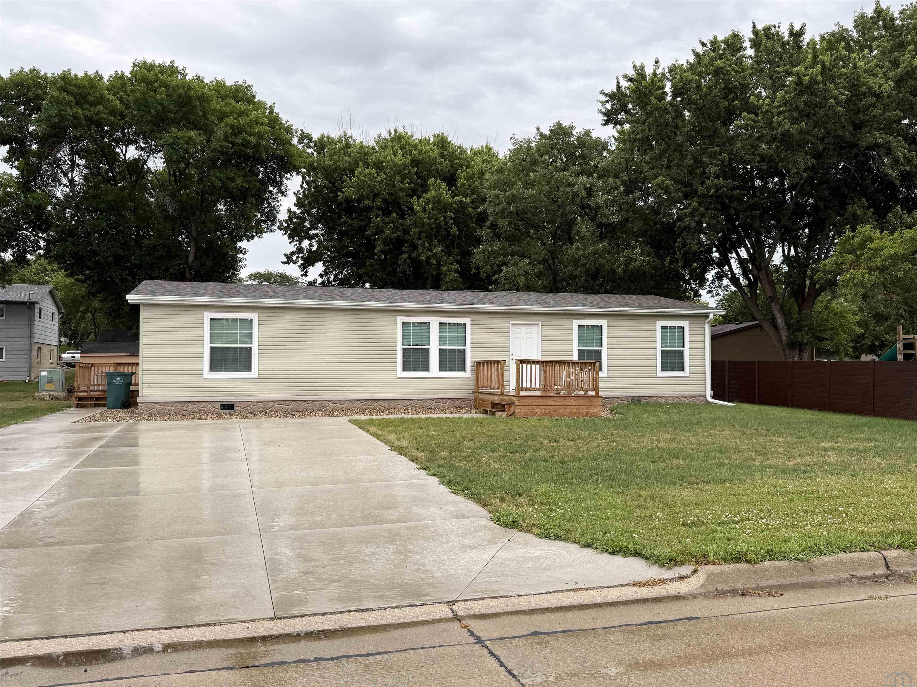 Photo 1 of 20 — 1814 Ave K, Hawarden, IA 51023