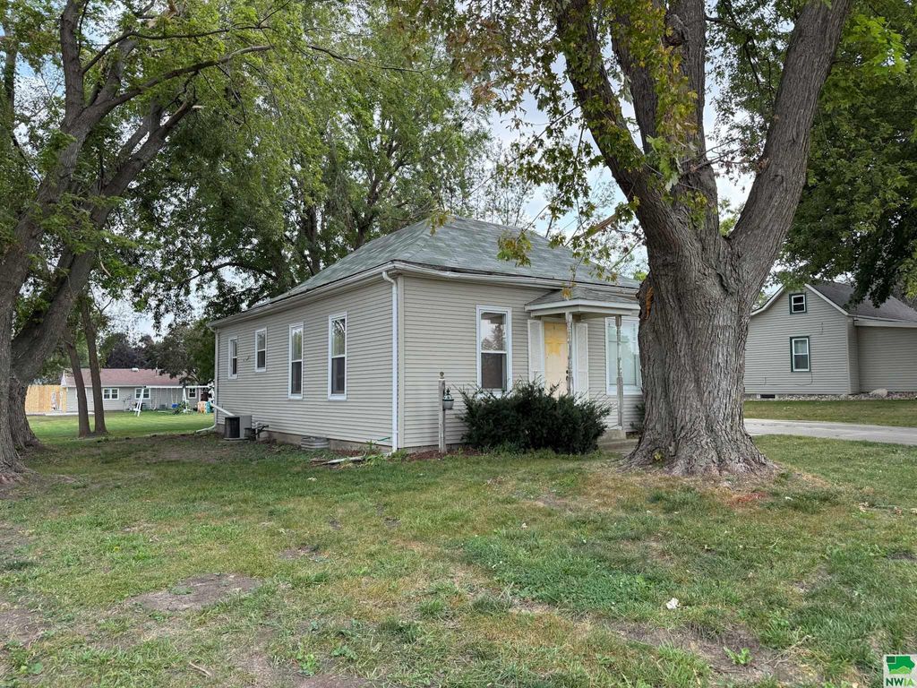 Photo of 513 Florida Ave NW Ave, Orange City, IA 51041 (MLS # 830275)