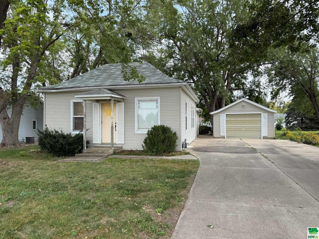 Photo of 513 Florida Ave NW Ave, Orange City, IA 51041 (MLS # 830275)
